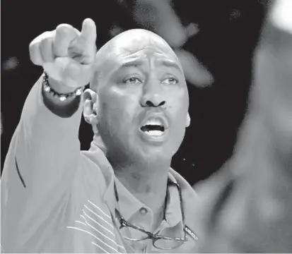  ?? AMY DAVIS/BALTIMORE SUN ?? Maryland interim coach Danny Manning couldn’t lead the Terps to victory in his debut in the role on Sunday as Northweste­rn pulled away for a 67-61 victory in College Park.