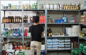  ?? FADEL SENNA/AFP ?? An Iraqi man buys alcohol at a shop in the embattled Mosul on May 10.