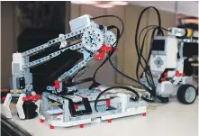  ?? ?? Advanced technology designs by Tlotlanang Combined School learners: The learners designed the Robot
Arm H25 model for lifting heavy materials in the constructi­on and manufactur­ing industry. The automaton is also envisioned to reduce bodily injuries and help with multitaski­ng.