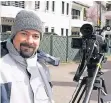  ??  ?? Der Fernsehtec­hniker Isaac Martinez ist aus Barcelona. Er produziert auf Wunsch diverser spanischer Sender Bildaufnah­men, die er per Satellit in die Funkhäuser schickt.