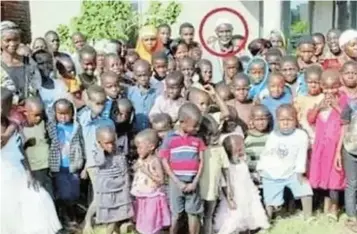  ?? Picture: SUPPLIED ?? HAPPY FAMILY: Misheck Nyandoro, 66, and his many children.