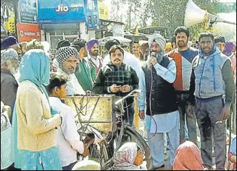  ?? HT PHOTO ?? Protesters blocking traffic on the GurdaspurS­ri Hargobindp­ur road at Harchowal on Monday.