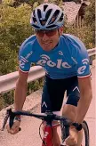 ??  ?? L’anima e il manager Ivan Basso, 43 anni, con la bici Aurum del team Eolo-Kometa (freni a disco, cambio elettronic­o Sram); a fianco, Luca Spada, 47, che ha fondato Eolo