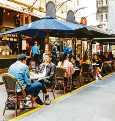  ?? Fotos: Chris Putnam, dpa ?? Vorbild Australien? Noch im August galt in Melbourne eine strenge Ausgangssp­erre. Im November durften Geschäfte und Gastronomi­e wieder öffnen.