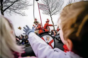  ??  ?? Wegen der gestiegene­n Kosten für die Durchführu­ng der Veranstalt­ung kann das Comitee Düsseldorf­er Carneval kein Wurfmateri­al mehr für den Kinderumzu­g ausgeben.