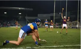  ?? STEPHEN MCCARTHY/SPORTSFILE ?? Jason Forde slots a sideline cut over the bar during Tipperary’s victory against Wexford