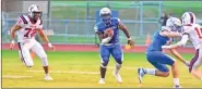  ?? Adam Dortch ?? A runner breaks into open space for Gordon Central during their game against Woodland on Friday night.