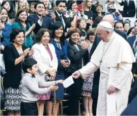  ??  ?? EL PAPA FRANCISCO fue recibido por multitudes en Santiago.