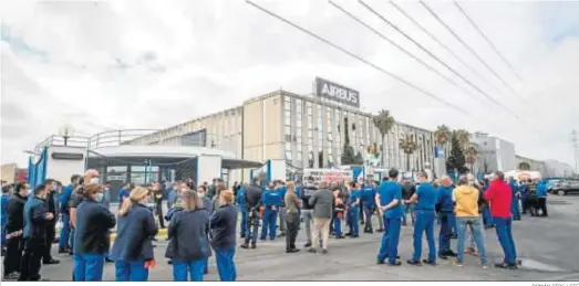  ?? ROMÁN RÍOS / EFE ?? Concentrac­ión este lunes en el exterior de la factoría de Airbus Puerto Real.