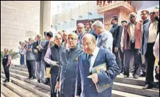  ?? TWITTER ?? Congress leader Abhishek Singhvi with Justice Rohinton Fali Nariman and other dignitarie­s in New Delhi on Saturday.