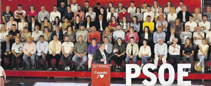  ?? ?? El candidato a la reelección como presidente de la Generalita­t y líder del PSPV, Ximo Puig, se dirige a los ‘alcaldable­s’ del partido, situados en el estrado, en el mitin que cerró ayer Pedro Sánchez.