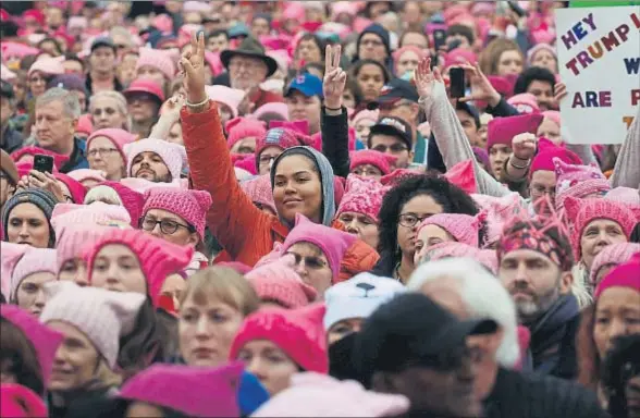  ?? SHANNON STAPLETON / REUTERS ?? Miles de mujeres usaron gorros rosa con orejas de gatito en alusión al doble sentido, sexual y animal, del término pussy, usado por Trump