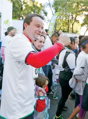  ??  ?? Mikel Arriola, director general del IMSS, participó ayer en la Carrera Padres e Hijos 2017; asistieron 3 mil 412 parejas; impulsa el deporte para combatir el sobrepeso y la obesidad.