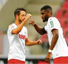  ?? Foto: dpa ?? Torjubel in Coronazeit­en: Mark Uth (li.) und Anthony Modeste feiern den 1:2-Anschlusst­reffer des 1. FC Köln durch den Franzosen.