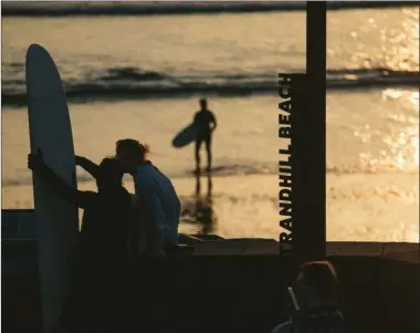  ?? Pic: ?? Surfers check for waves at Strandhill beach front Peter Martin