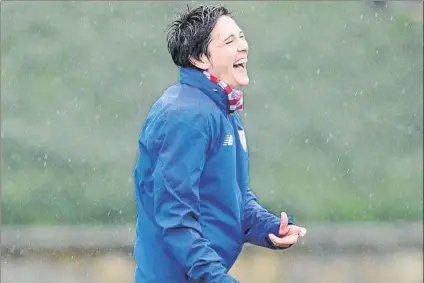  ?? FOTO: JUAN ECHEVERRÍA ?? Una referencia, con 390 partidos jugados
Erika, muy sonriente, durante un entrenamie­nto del equipo rojiblanco en Lezama