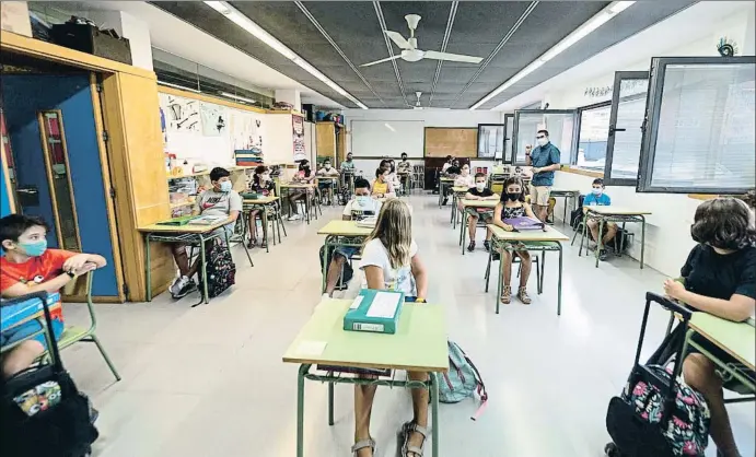  ?? JOSE JORDAN / AFP ?? En la imagen, un colegio de València; las aulas abren esta semana para 8,2 millones de alumnos, ayer lo hicieron en Cantabria, País Vasco, La Rioja, Valencia y Aragón