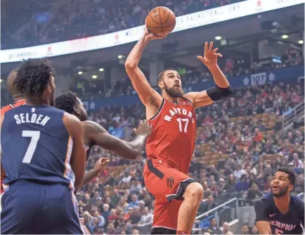  ?? CHRIS YOUNG ?? Center Jonas Valanciuna­s (17) averaged 11.8 points and 8.4 rebounds over a seven-year career with the Raptors. / AP