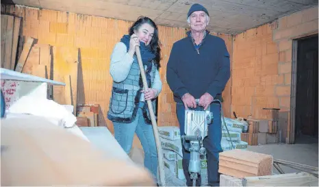  ?? FOTO: ANDREAS SPENGLER ?? Galina Weht und Ferdinand Hanser arbeiten an der Sanierung ihrer alten Scheune in Schemmerbe­rg. Im Sommer wollen sie hier eine Gaststätte eröffnen.