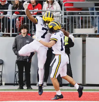  ?? JAY LAPRETE/AP ?? Donovan Edwards (left) broke open the game for Michigan with touchdown runs of 75 and 85 yards in the fourth quarter.