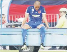  ??  ?? ► Benegas se retira lesionado ante Huachipato.