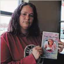  ?? ALLAN BENNER
TORSTAR ?? Nora-Lee Langohr holds a photo of her mother Colleen Tremblay, who died on Jan. 9, more than two years after being infected with West Nile virus.