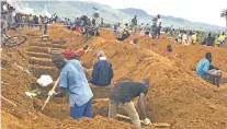  ?? MANIKA KAMARA/THE ASSOCIATED PRESS ?? Volunteers prepare graves Thursday at a cemetery in Freetown, Sierra Leone, during a mass funeral for victims of heavy flooding and mudslides.