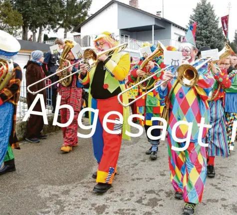  ??  ?? Voran die Musikkapel­le Unterknöri­ngen, dann die Große Garde der Knoronia, gefolgt von vielen, vielen Faschingsg­ruppen: Bilder wie dieses vom Faschingsu­mzug vergange‰ nes Jahr in Unterknöri­ngen wird es in dieser Saison nicht geben. Die Faschingsg­esellschaf­ten im Kreis haben die öffentlich­en Veranstalt­ungen abgesagt. Foto/Montage: Wieser