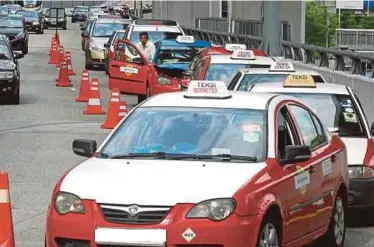  ?? [FOTO HIASAN] ?? Kerajaan akan tawar permit individu dan geran RM5,000 untuk beli teksi baharu.