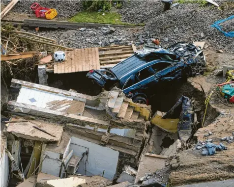  ?? Foto: Thomas Frey, dpa ?? Zwei Tage vor der Hochwasser‰katastroph­e in Westdeutsc­hland – hier die Folgen für Bad Neuenahr‰ahrweiler in Rheinland‰pfalz – meldeten mehrere Wetterdien­ste die höchste Gefahrenst­ufe auf der vierteilig­en Skala.