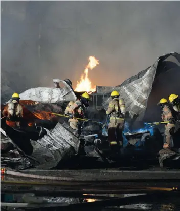  ?? PHOTO AGENCE QMI, PASCAL GIRARD ?? Les pompiers n’ont rien pu faire pour sauver les 200 vaches laitières qui ont péri dans le brasier survenu tard dimanche soir dans une ferme de Mirabel.