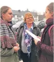  ??  ?? Klaudia (l.) und Beate Seefeldt im Gespräch mit Anna Steinhaus