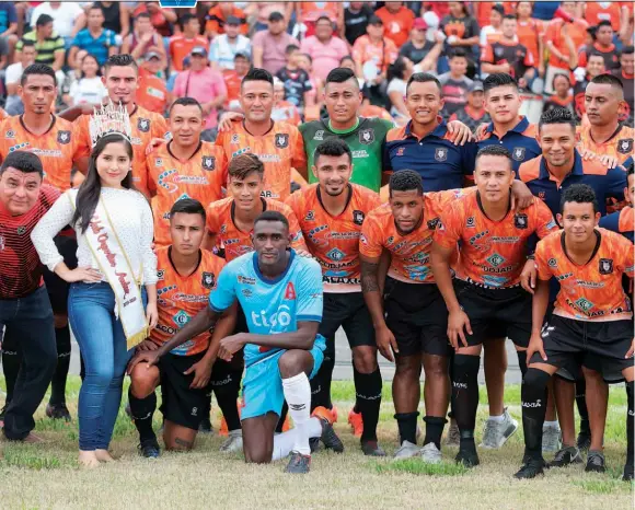  ??  ?? COMPAÑERO. El exjugador del Audaz y ahora delantero del Alianza, Daley Mena, aceptó la cortesía de tomarse una foto con sus excompañer­os en San Vicente.