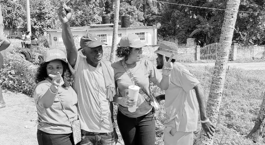  ?? CHRISTOPHE­R THOMAS ?? People’s National Party and Jamaica Labour Party supporters pose for a photo at Sawyers Primary and Infant School in Trelawny.