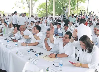  ??  ?? DEBATE. Los miembros del Congreso Nacional sesionaron ayer en la ciudad de Gracias.