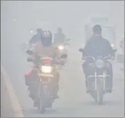  ?? CHANDAN PAUL/HT PHOTO ?? Dense fog in Dhanbad on Sunday morning.