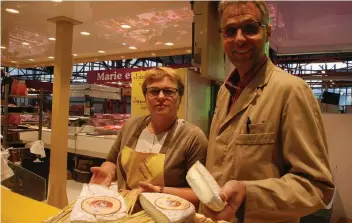  ??  ?? Sophie et Samuel Lepicart affinent du brie à Achères-la-Forêt et vendent leurs produits notamment à Melun