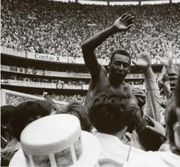  ?? Fotos: Witters/Haller ?? Eines der berühmtest­en Bilder der Fußball‰Historie: Brasiliens Pelé bejubelt 1970 den 4:1‰Sieg im WM‰Finale gegen Italien. Das untere Bild zeigt Pelé mit Augsburgs Legende Helmut Haller und dessen Sohn Jürgen.