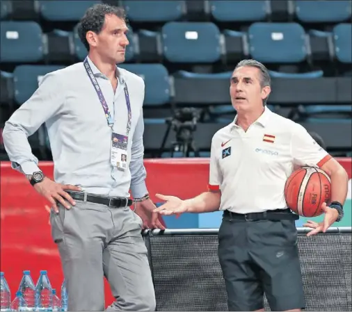  ??  ?? SELECCIÓN. El presidente de la FEB, Jorge Garbajosa, junto al selecciona­dor Sergio Scariolo durante un entrenamie­nto en el Eurobasket.