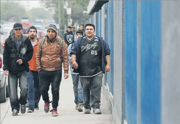  ?? DANIEL BECERRIL / REUTERS ?? Estos trabajador­es mexicanos se encaminan a primera hora de la mañana a una fábrica situada en un polígono industrial de Monterrey