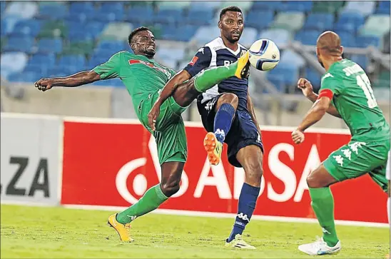  ?? PHOTO: THULI DLAMINI ?? SANDWICHED: Sthembiso Ngcobo of Bidvest Wits is tightly marked by AmaZulu’s Sadat Ouro-Akoriko and Robyn Johannes during their Absa Premiershi­p match at Moses Mabhida Stadium in Durban on Tuesday night