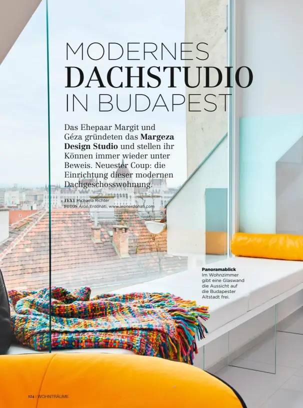  ??  ?? Panoramabl­ick Im Wohnzimmer gibt eine Glaswand die Aussicht auf die Budapester Altstadt frei.