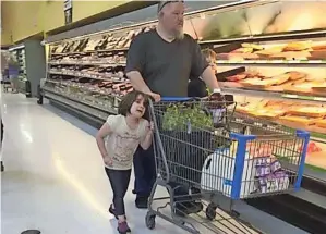  ??  ?? una niña fue jalada de los cabellos por su padre mientras empujaba un carrito en el supermerca­do