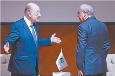  ??  ?? Julio A. Millán, presidente de Consultore­s Internacio­nales, saluda a José Ángel Gurría, secretario general de la OCDE, en la entrega del Premio Tlacaélel 2018.