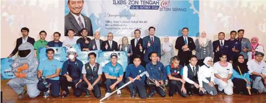  ?? [FOTO AHMAD IRHAM MOHD NOOR/BH] ?? Wasitah bersama wakil syarikat dan industri selepas menandatan­gani MOU dengan ILKBS pada Program Gerbang Kerjaya ILKBS Zon Tengah di Sepang, semalam.