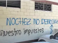  ??  ?? Manchas. Empleados municipale­s y el mismo alcalde se dedicaron a limpiar las paredes manchadas.