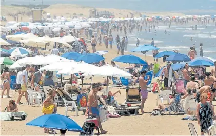  ?? G. ADRASTI ?? Playas pobladas. El 65% de los turistas en Punta del Este la temporada pasada fueron argentinos.