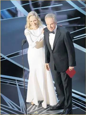  ?? Robert Gauthier Los Angeles Times ?? FAYE DUNAWAY and Warren Beatty prepare to open the envelope they had been given for best picture.