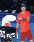  ??  ?? Rublev utiliza un toallero.