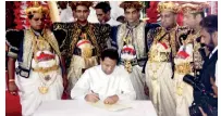  ??  ?? President Maithripal­a Sirisena signing the document to free those who have been named as traitors by the British.